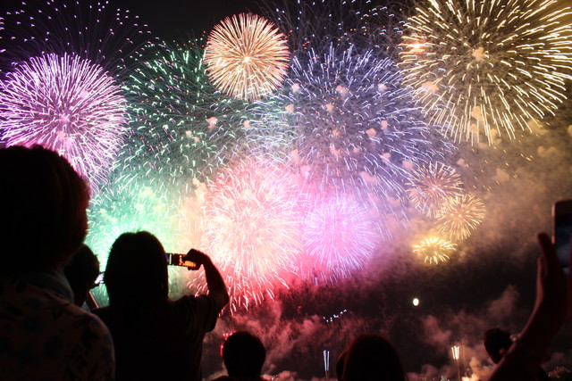 長岡花火 尺玉100連発（イメージ）