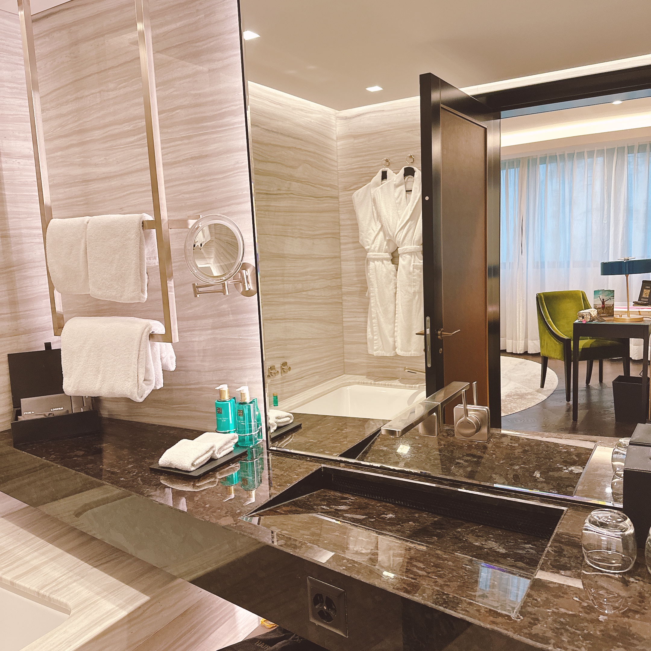 ファイブホテル 「バスルーム」