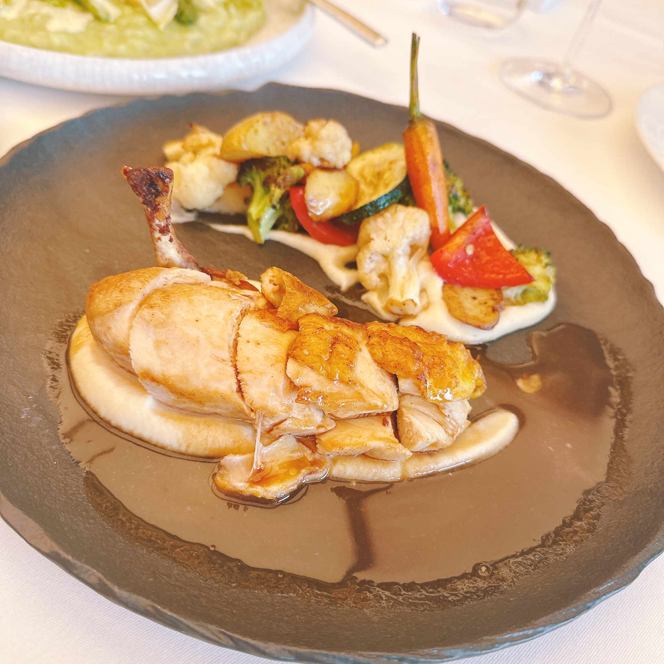 ファイブホテル「CINQUE STUDIO」のローストチキン