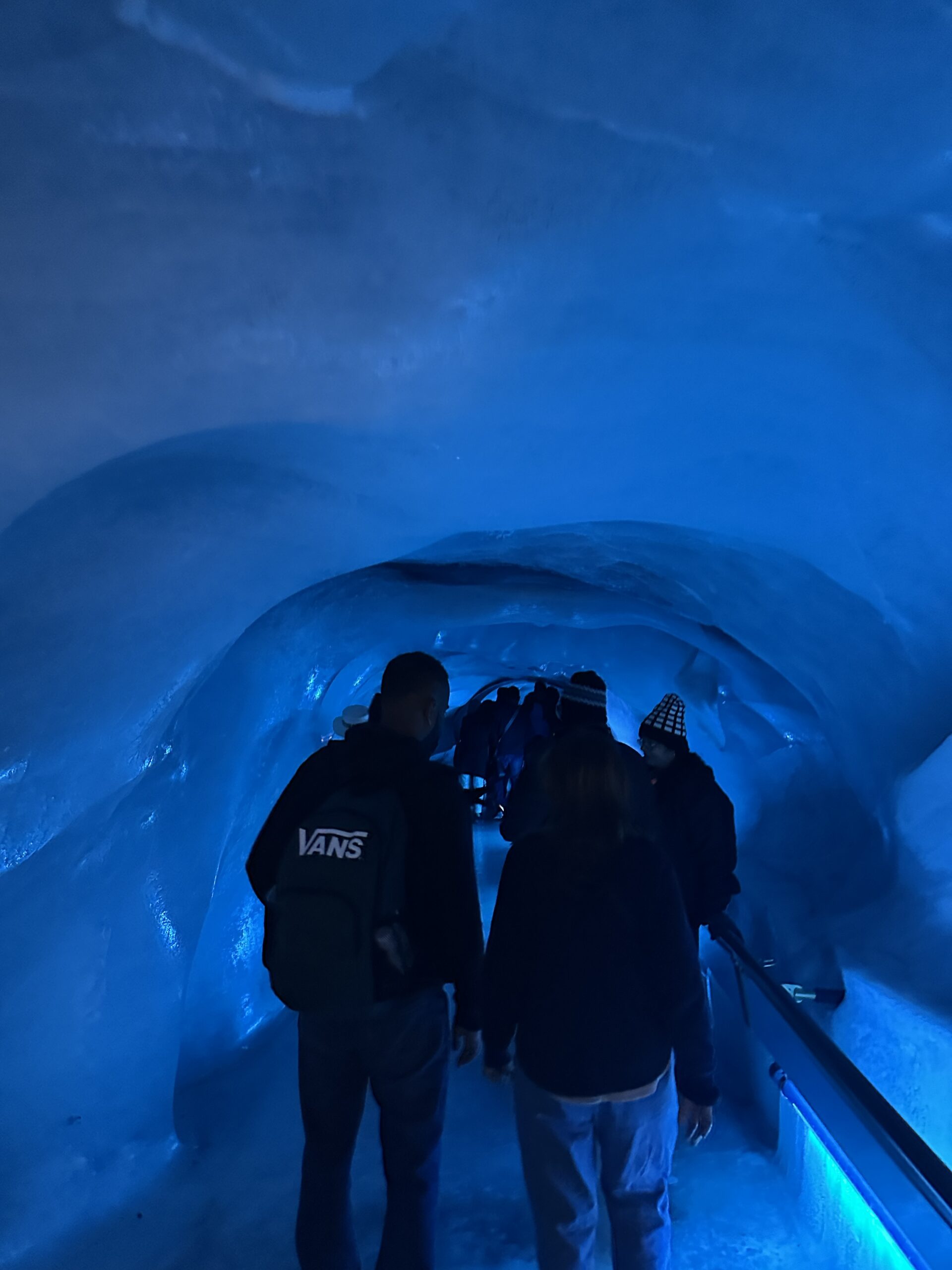 ティトゥリス山の氷河トンネル