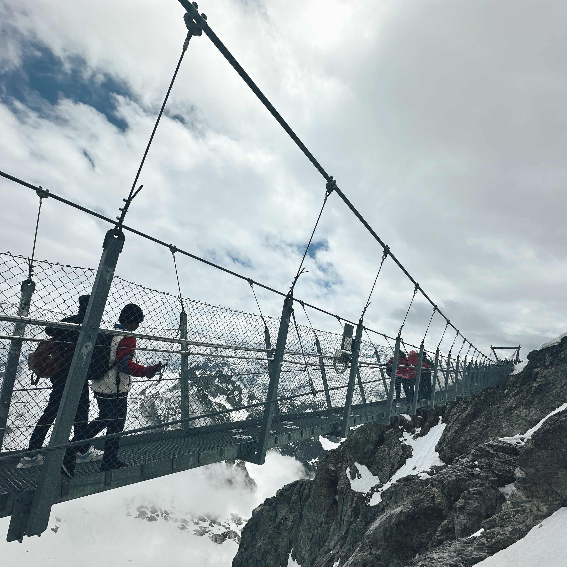 ティトゥリス山頂の吊り橋