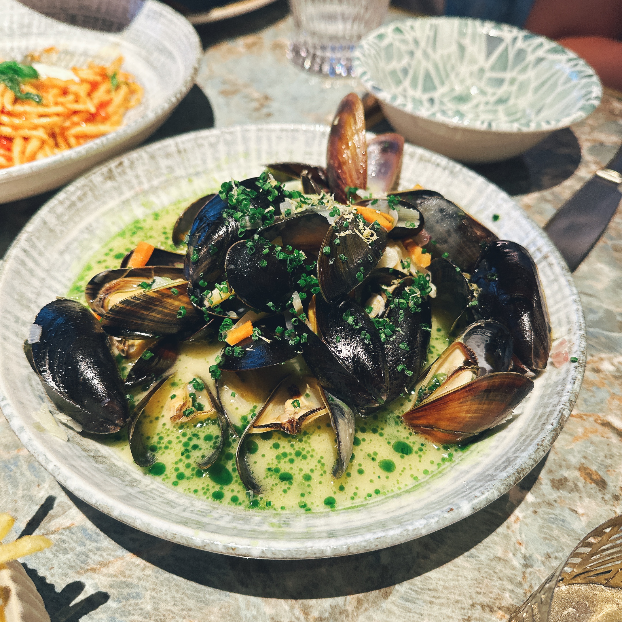 ルーフトップレストランのムール貝