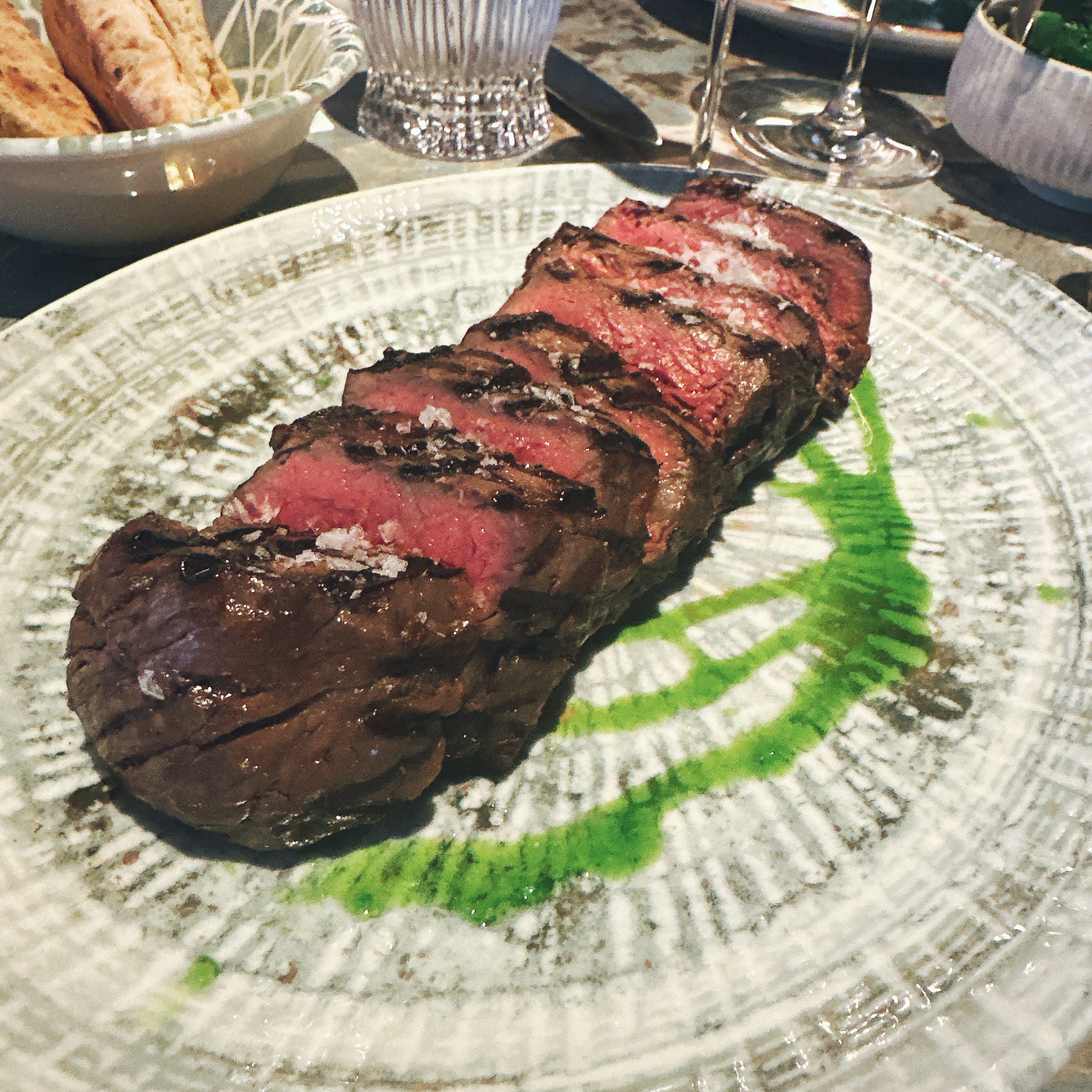 ルーフトップレストランのステーキ