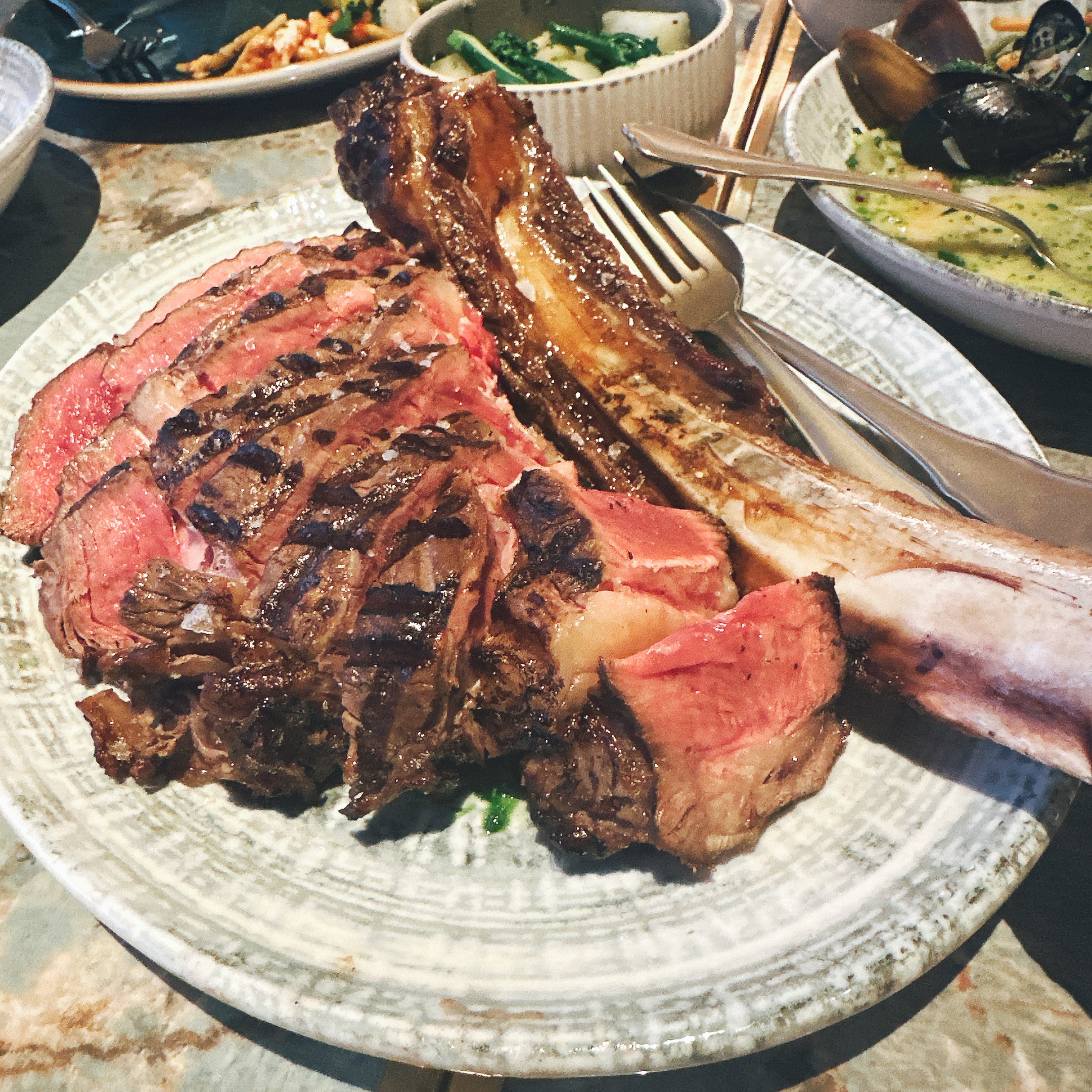 ルーフトップレストランのステーキ