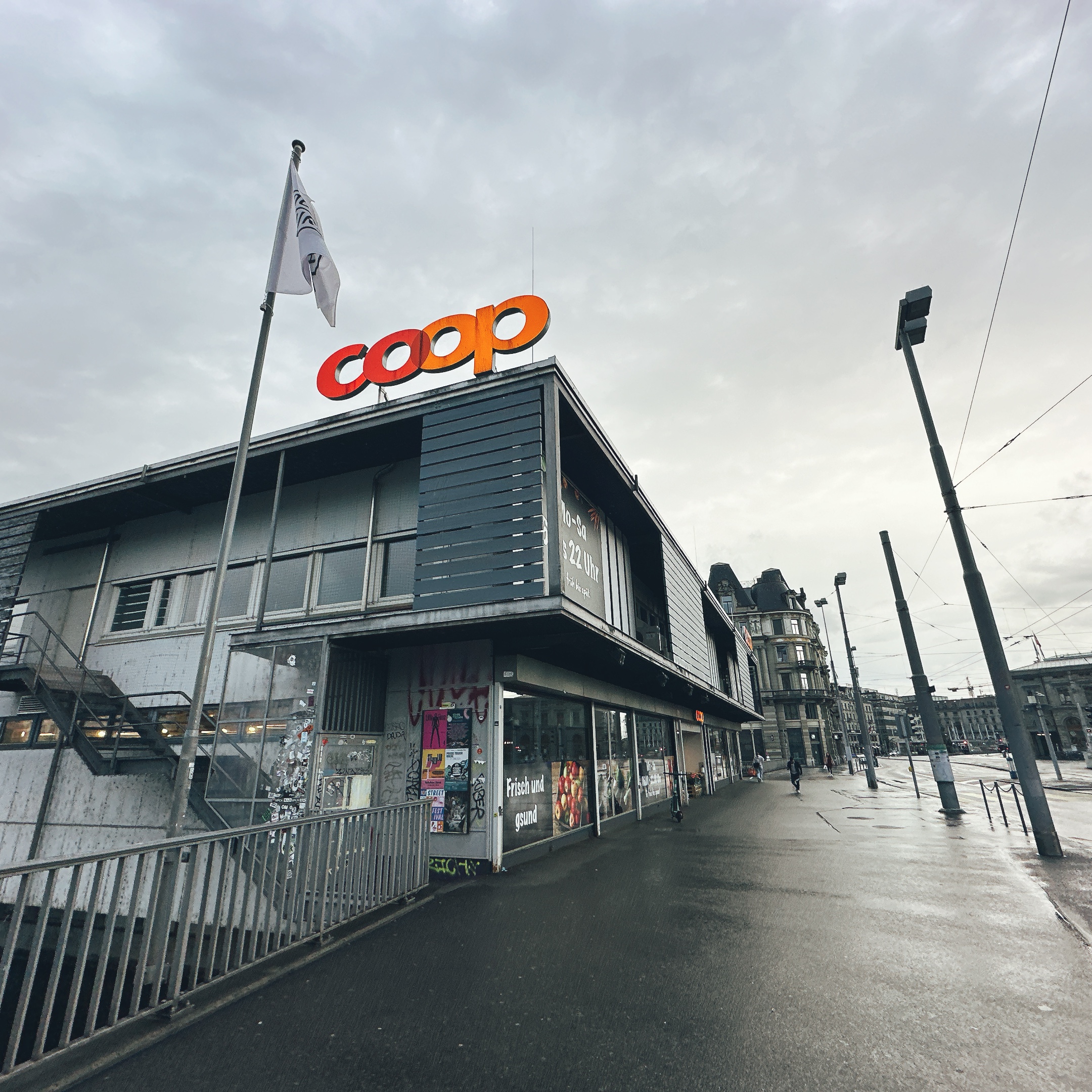 チューリッヒ駅前のコープ Coop Supermarkt Zürich Bahnhofbrücke