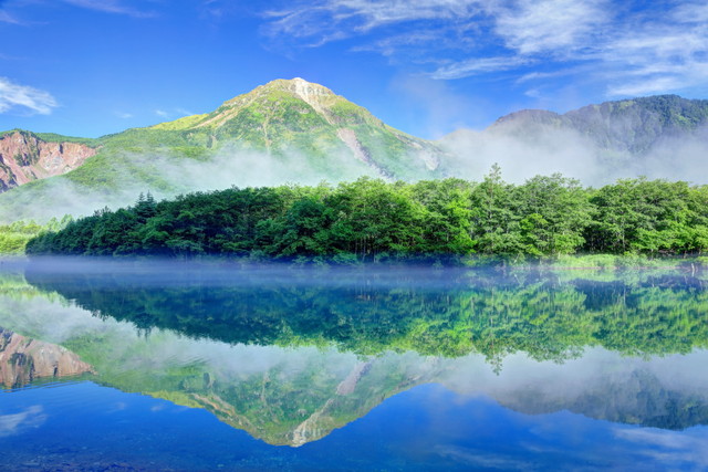 朝霧の大正池と焼岳（イメージ）