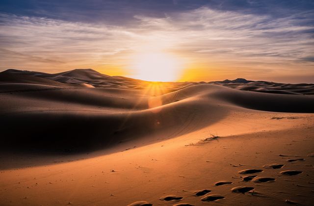 サハラ砂漠の日の出（イメージ）