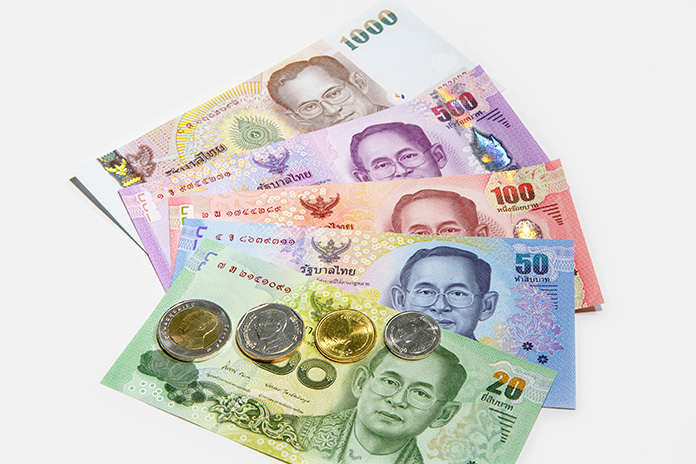 タイバーツ紙幣と硬貨