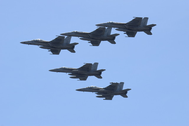 第5空母航空団（CVW-5)のF-18による編隊飛行(イメージ)