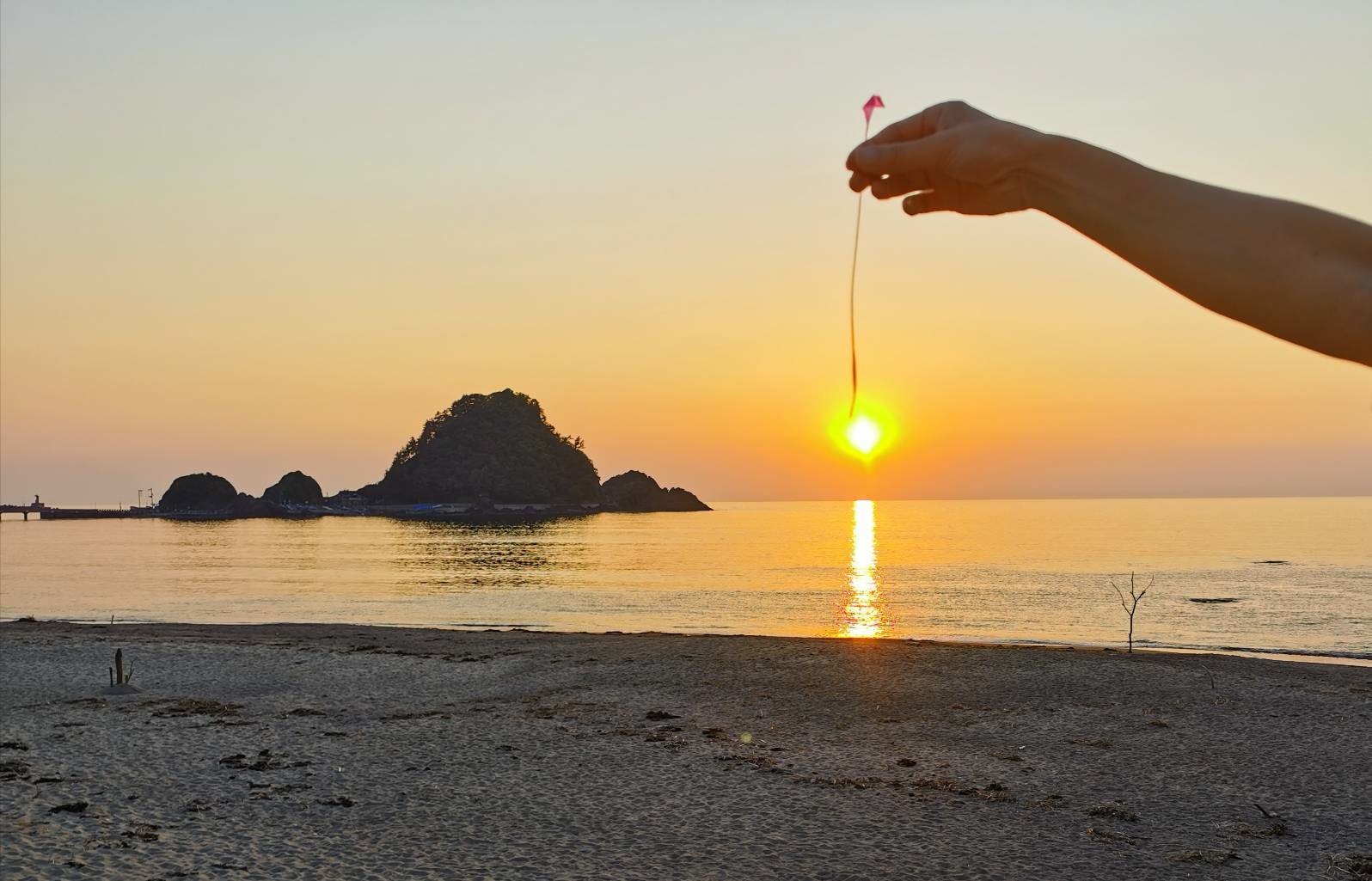 夕日で花火（イメージ）