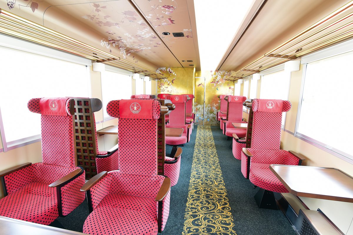 花嫁のれんの華やかな車内