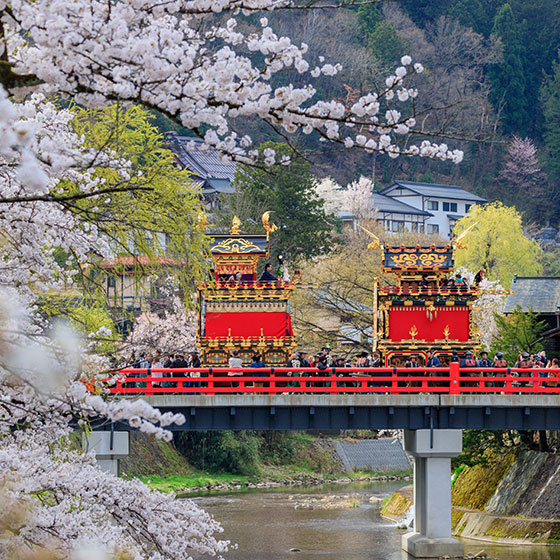 春の高山祭