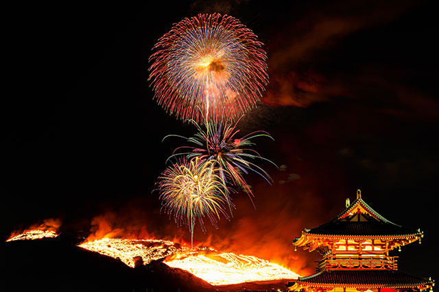 若草山焼きと打ち上げ花火