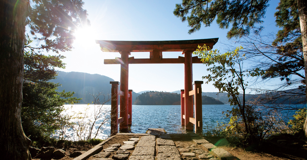 湖上の朱の鳥居芦ノ湖畔 箱根神社