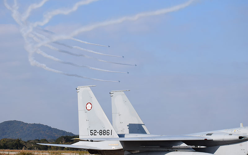 305飛行隊のF-15とブルーインパルス