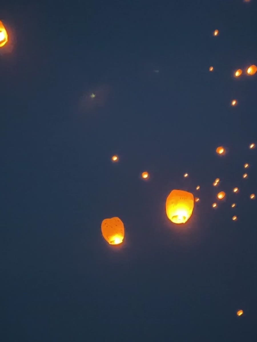 夕暮れの空へ舞い上がるスカイランタン