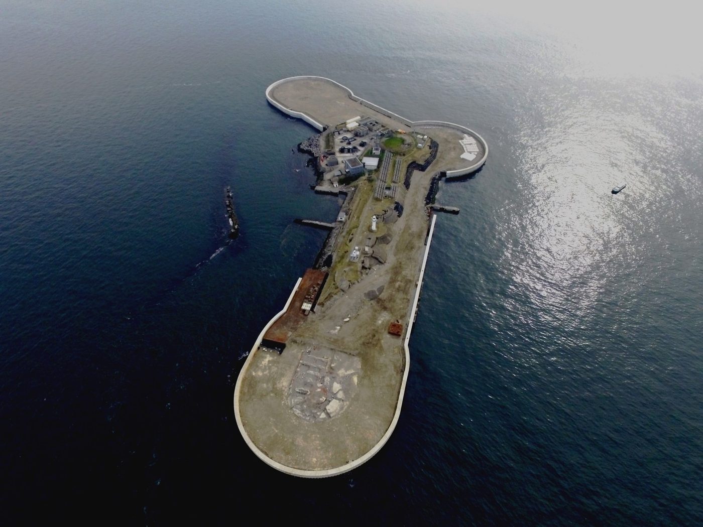 東京湾に浮かぶ人工島・第二海堡を上空から見たようす