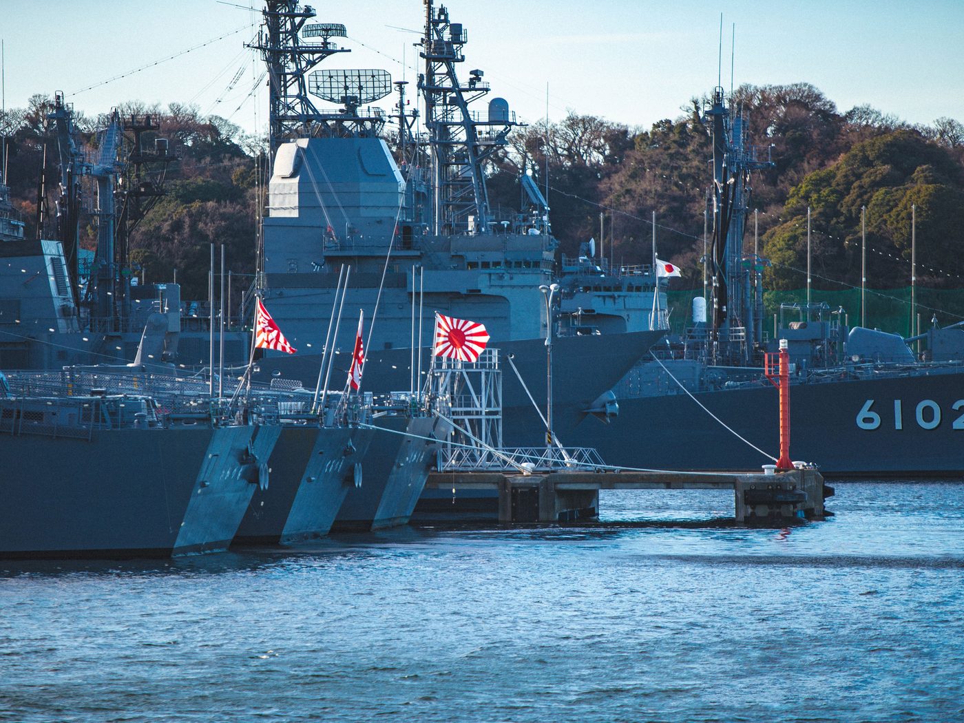 旭日旗を掲げて横須賀港に並ぶ海上自衛隊の護衛艦