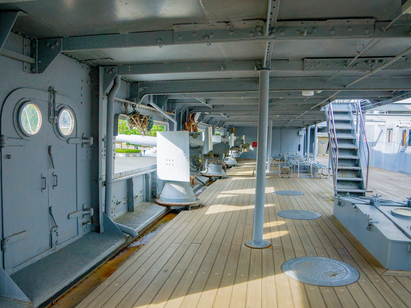 記念艦三笠の艦内デッキと副砲