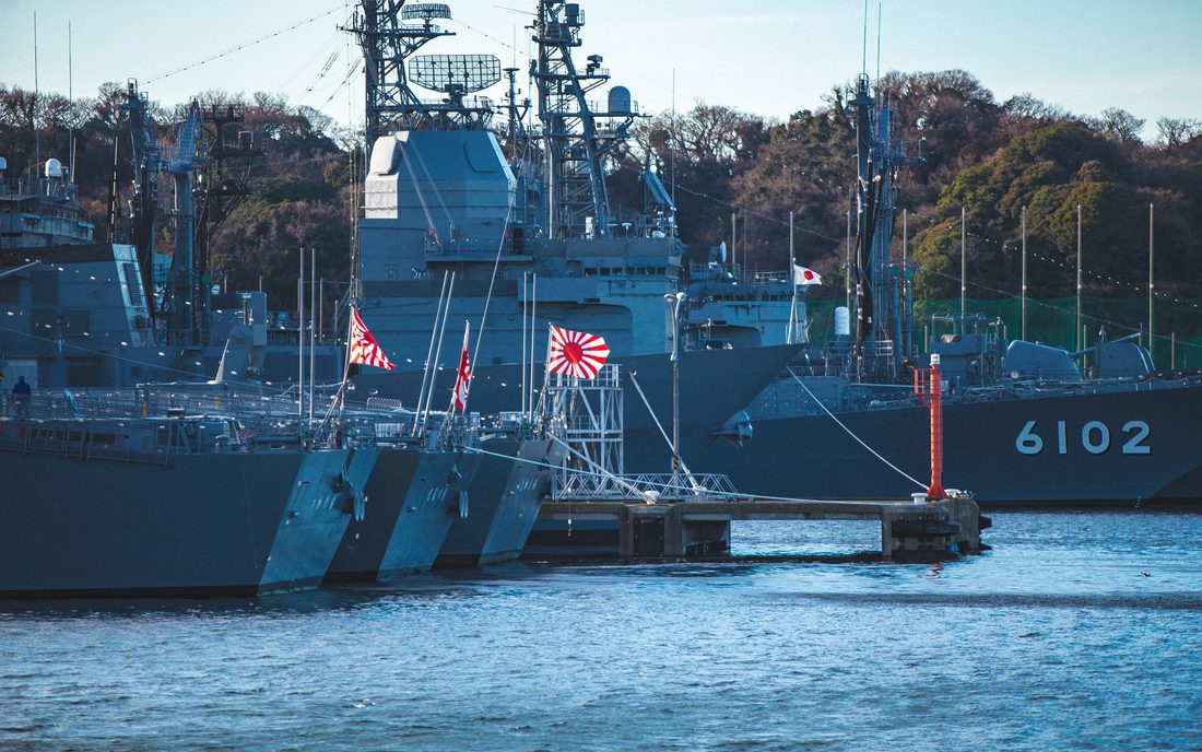 横須賀港に並ぶ海上自衛隊の護衛艦