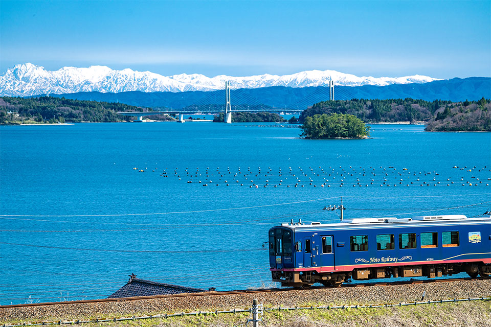 のと鉄道 震災語り部列車の車内・車窓
