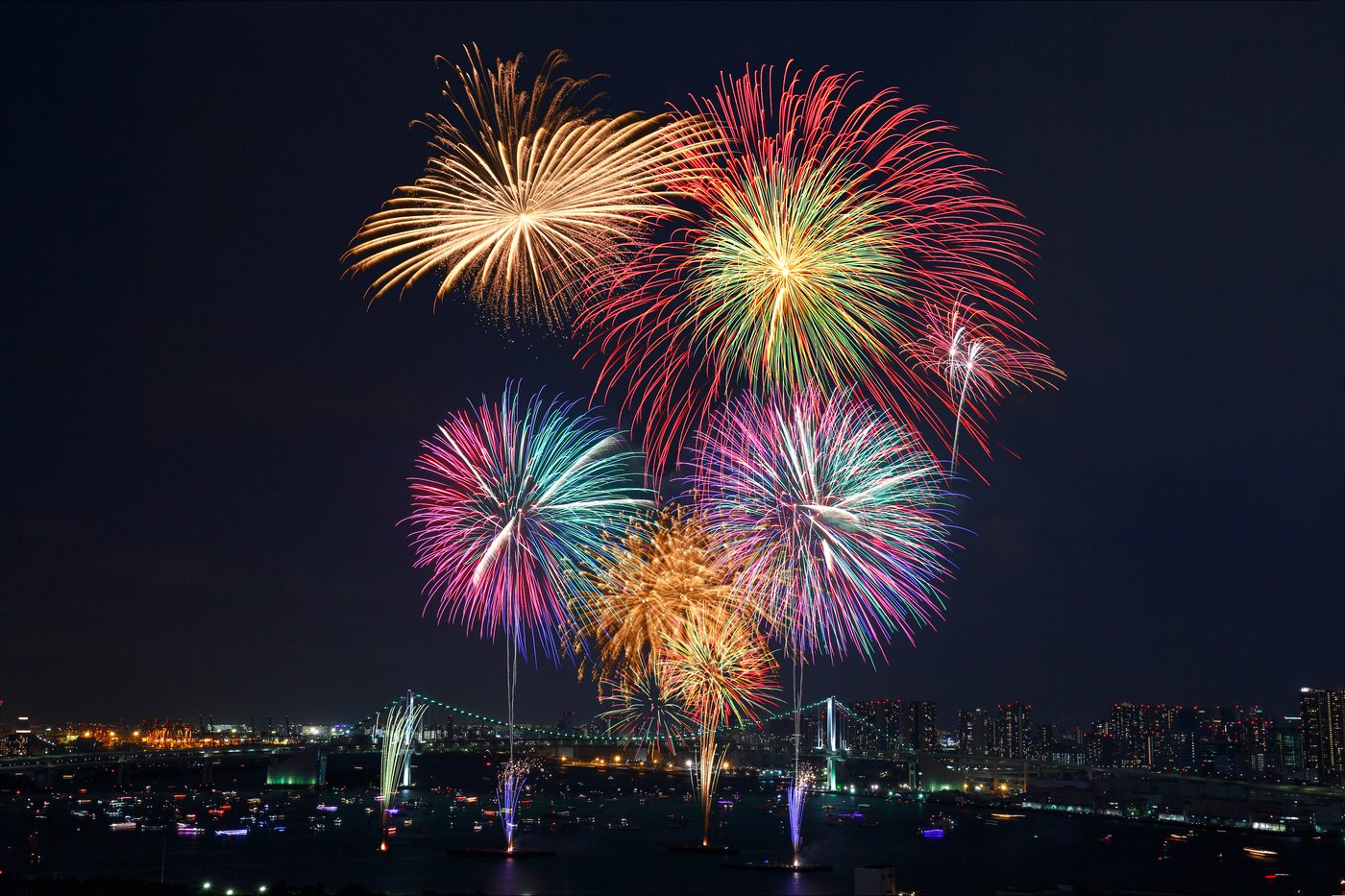東京湾に上がる色とりどりの花火