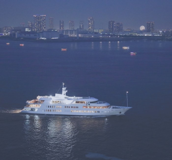 東京湾を航行するシンフォニークルーズの船